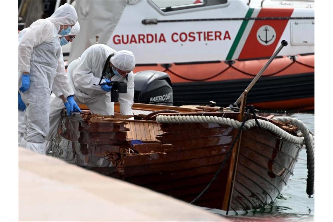 Italienische Forensiker begutachteten den Schaden an dem Boot. Foto: Gabriele Strada/AP/dpa