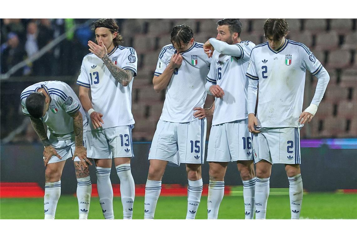 Italienische Spieler reagieren während eines Elfmeterschießens.