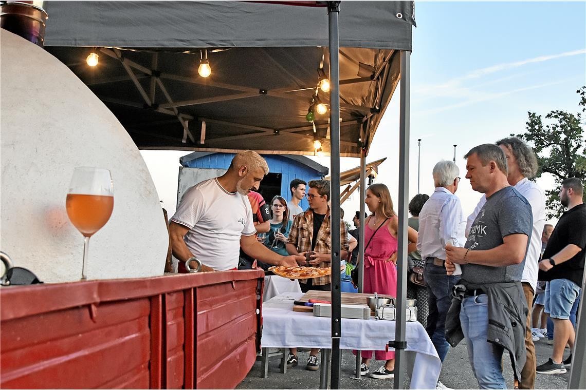 Italienische Steinofenpizza gab es bei "da Elia". Kelter. Wein. Berg. „Party im ...