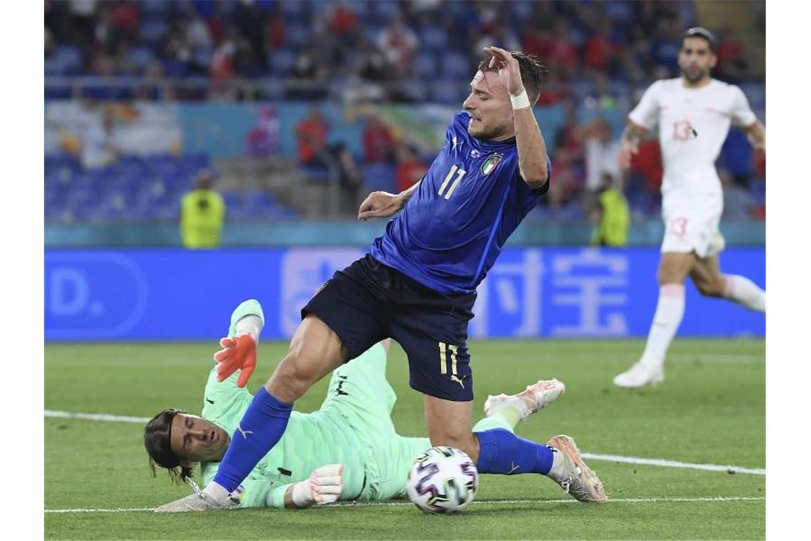 Italien nach Sieg gegen die Schweiz im EM-Achtelfinale Italiens Ciro Immobile (r) und Torhüter Yann Sommer aus der Schweiz kämpfen um den Ball. Foto: Ettore Ferrari/Pool EPA/AP/dpa