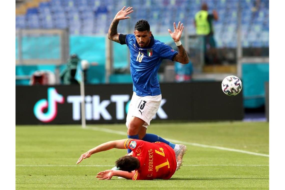 Italien souveräner Gruppenerster - auch Wales weiter Italiens Emerson (oben) reißt nach einem Foul an Connor Roberts die Arme hoch. Foto: Marco Iacobucci/PA Wire/dpa