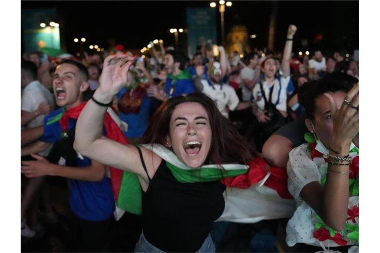 Italiens Fans feiern den EM-Titelsieg in Rom. Foto: Alessandra Tarantino/AP/dpa