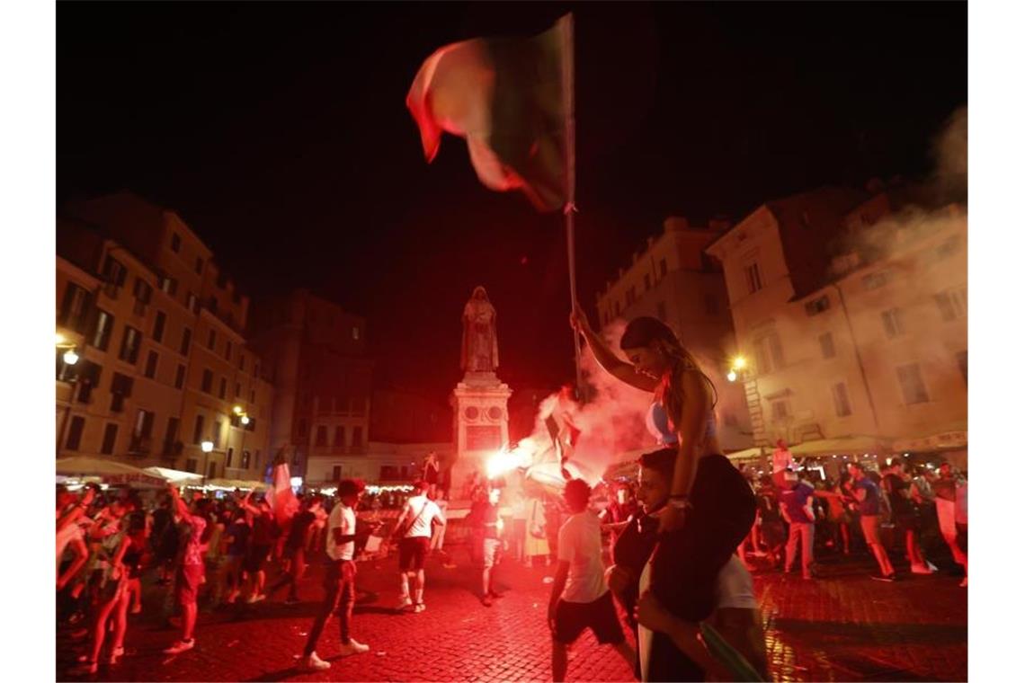 Italiener feiern EM-Titel auf Straßen und Plätzen im Land Italiens Fans feiern in Rom. Foto: Riccardo De Luca/AP/dpa
