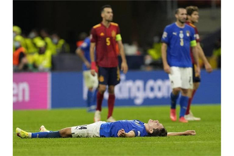 Italiens Federico Chiesa liegt nach der Niederlage gegen Spanien auf dem Boden. Foto: Antonio Calanni/AP/dpa