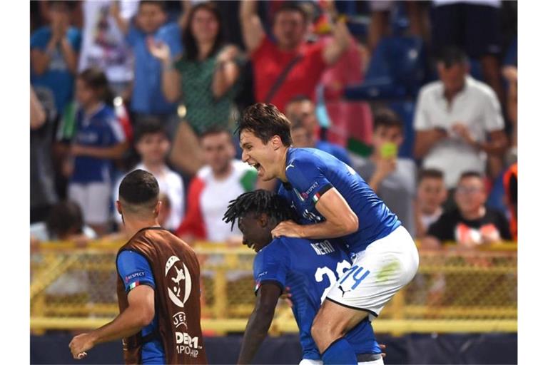 Italiens Federico Chiesa (r) feiert mit Teamkollegen Moise Kean sein Tor. Foto: Massimo Paolone/Lapresse via ZUMA Press