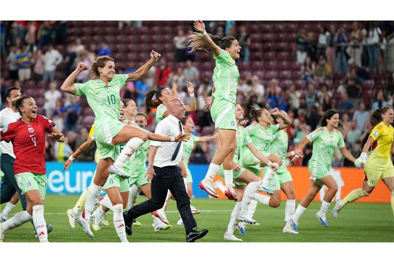 Italiens Fußballerinnen bejubeln den Halbfinal-Einzug bei der EM.