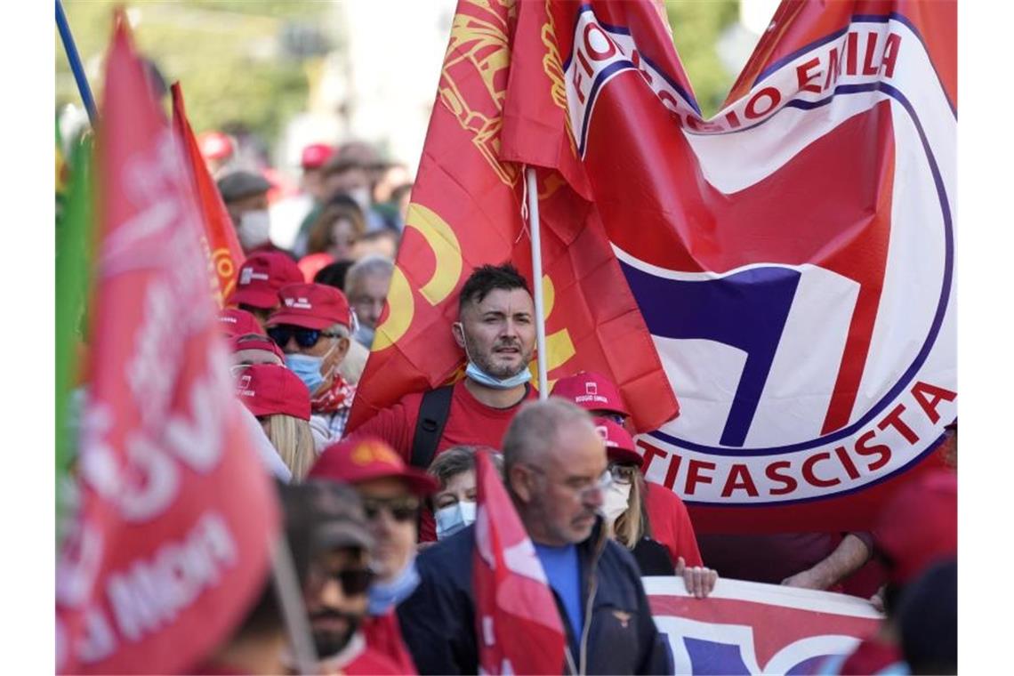 Zehntausende bei Demo gegen Faschismus in Rom Italiens Gewerkschaften haben die antifaschistische Demonstration als Reaktion auf einen rechtsextremen Angriff organisiert. Foto: Andrew Medichini/AP/dpa
