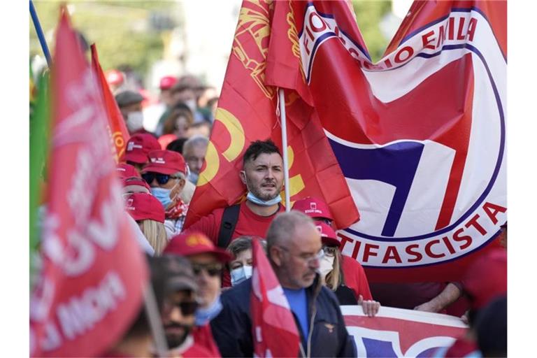 Italiens Gewerkschaften haben die antifaschistische Demonstration als Reaktion auf einen rechtsextremen Angriff organisiert. Foto: Andrew Medichini/AP/dpa