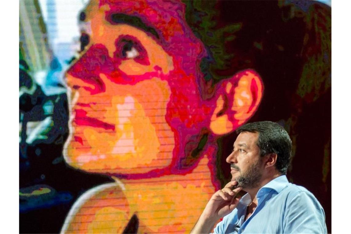 Erleichterung: Malta nimmt Migranten der „Alan Kurdi“ auf Italiens Innenminister Matteo Salvini vor einer Monitorwand mit dem Bild der „Sea Watch 3“-Kapitänin. Foto: Carlo Cozzoli/LaPresse via ZUMA Press