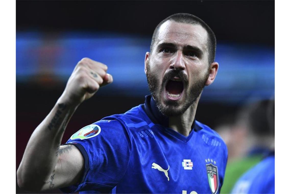 Italiens Leonardo Bonucci feiert den Sieg über Österreich. Foto: Ben Stansall/Pool AFP/AP/dpa