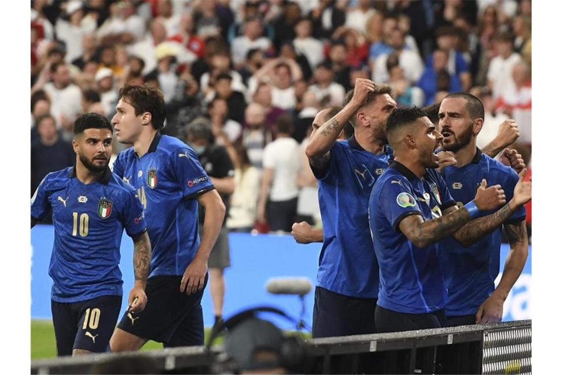 Italiens Leonardo Bonucci (r) jubelt über seinen Treffer zum 1:1 mit seinen Teamkollegen. Foto: Andy Rain/POOL EPA/AP/dpa