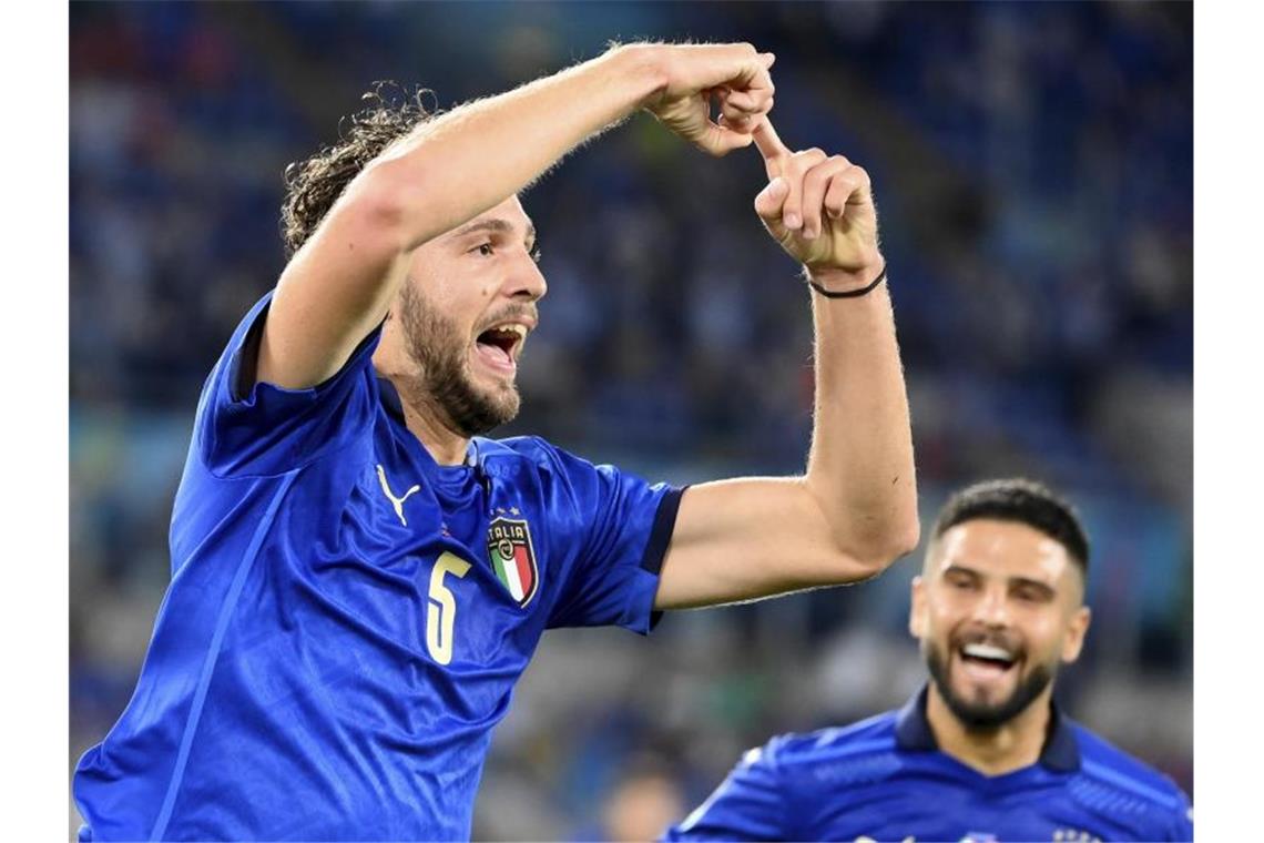 Italien nach Sieg gegen die Schweiz im EM-Achtelfinale Italiens Manuel Locatelli (l) freut sich über seinen Treffer zum 1:0. Foto: Alfredo Falcone/LaPresse/AP/dpa