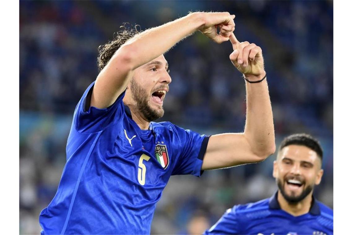 Vom Zuschauer zum Matchwinner: Locatelli trifft doppelt Italiens Manuel Locatelli (l) freut sich über seinen Treffer. Foto: Alfredo Falcone/LaPresse/AP/dpa