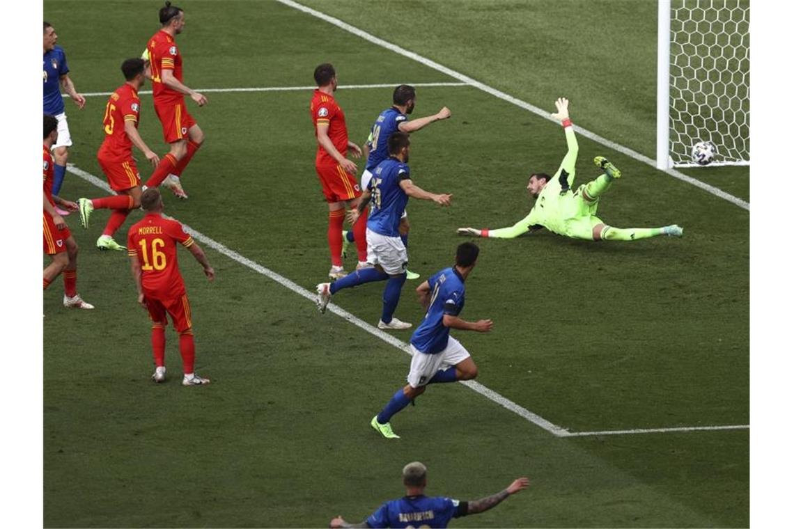 Italien souveräner Gruppenerster - auch Wales weiter Italiens Matteo Pessina (M) erzielt den Führungstreffer für seine Mannschaft. Foto: Ryan Pierse/Getty Pool/dpa