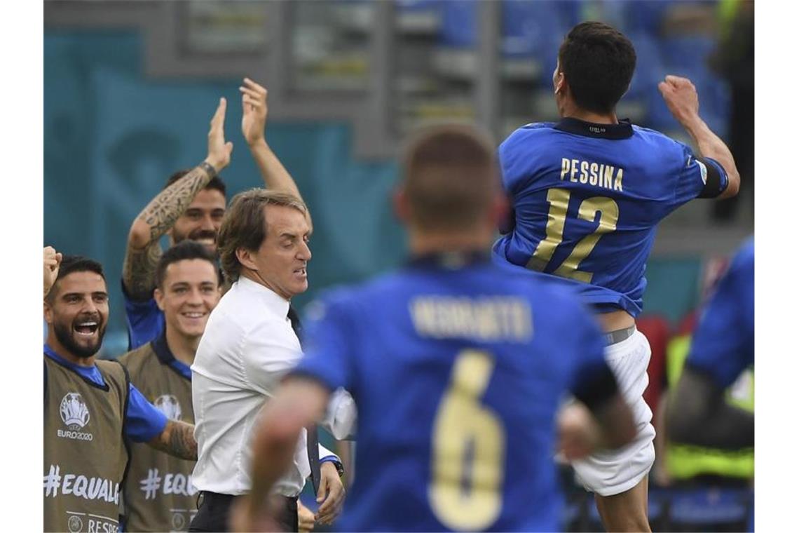 Italiens Matteo Pessina (r) jubelt nach dem Führungstreffer seiner Mannschaft gegen Wales. Foto: Alberto Lingria/POOL Reuters/dpa