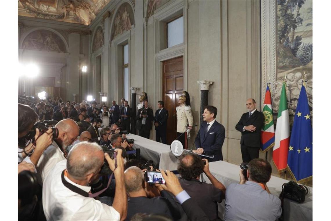 Italiens Ministerpräsident Giuseppe Conte (2.v.r) bei einer Pressekonferenz. Foto: Gregorio Borgia/AP