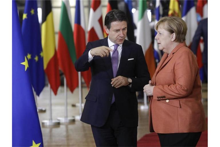 Italiens Premierminister Giuseppe Conte und Bundeskanzlerin Angela Merkel 2019 bei einem Gespräch beim EU-Gipfel. Foto: Thierry Roge/BELGA/dpa
