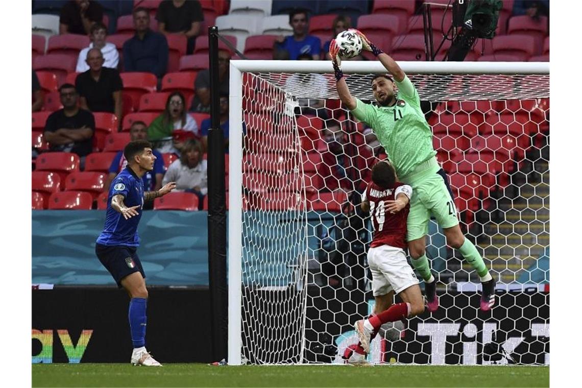 In der Verlängerung: Joker bringen Italien ins Viertelfinale Italiens Torhüter Gianluigi Donnarumma rettet vor Christoph Baumgartner. Foto: Ben Stansall/Pool AFP/AP/dpa