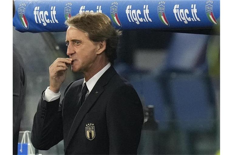 Italiens Trainer Roberto Mancini forderte sein Team auf, vor der Playoff-Phase nicht die Nerven zu verlieren. Foto: Gregorio Borgia/AP/dpa