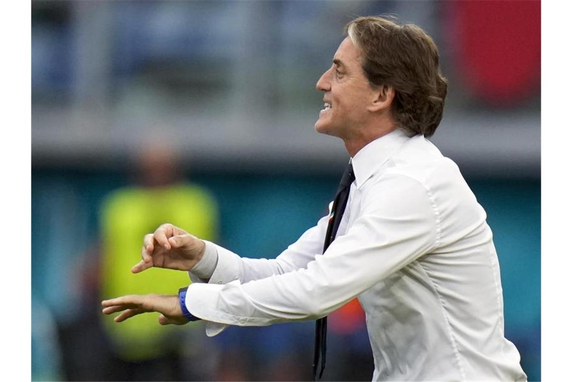 Italiens Trainer Roberto Mancini gibt Anweisungen. Foto: Alessandra Tarantino/AP Pool/dpa