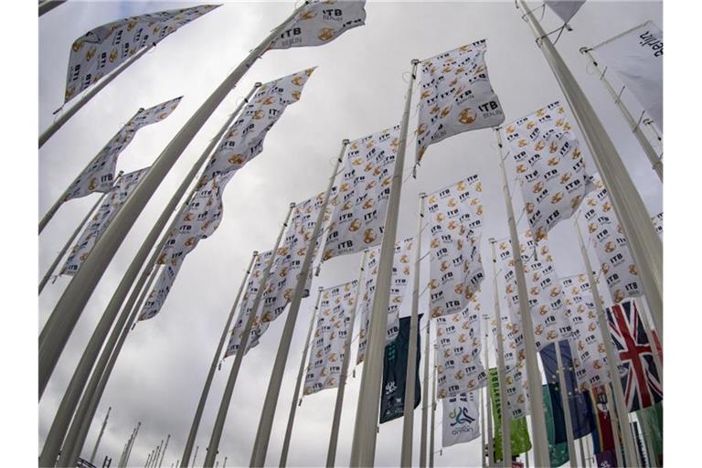 "ITB Berlin" steht auf den Fahnen vor der Messe Berlin. Die Internationale Tourismus Börse findet wegen des Coronavirus nicht statt. Foto: Paul Zinken/dpa