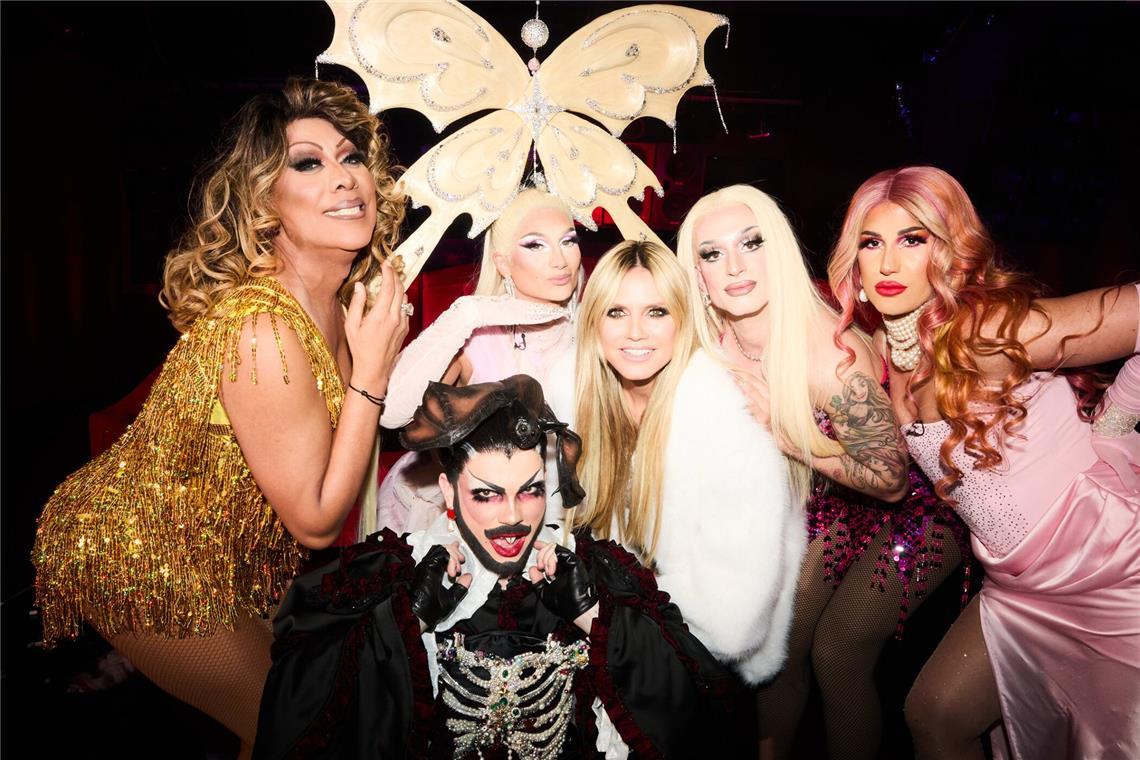 Wer ist raus in Folge 20? It’s Drag-Queen Time! Heidi Klum mit Yonce Banks, Katy Bähm, Candy Crash, Bambi Mercury und Catherrine Leclery.
