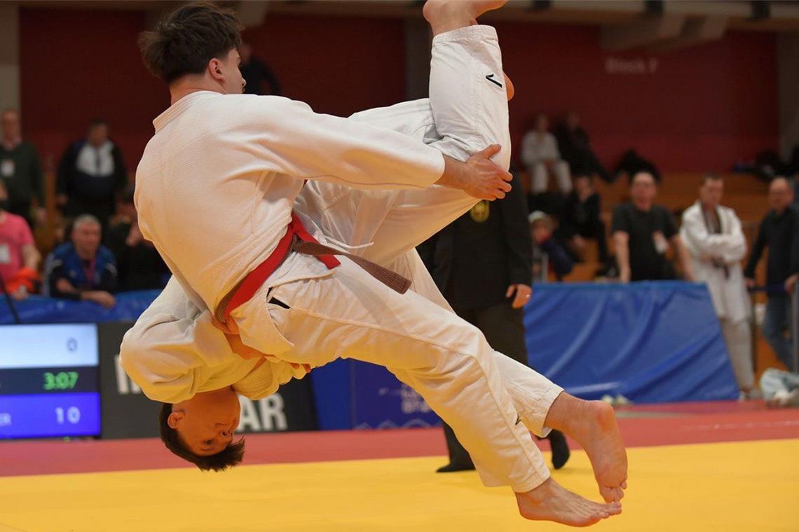 Ivan Begic (hinten) bringt Alexander Fraunhoffer im Finale mit diesem Wurf auf die Matte und holt sich den Titel. Fotos: privat