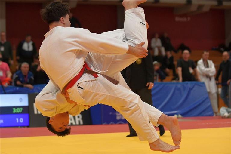 Ivan Begic (hinten) bringt Alexander Fraunhoffer im Finale mit diesem Wurf auf die Matte und holt sich den Titel. Fotos: privat