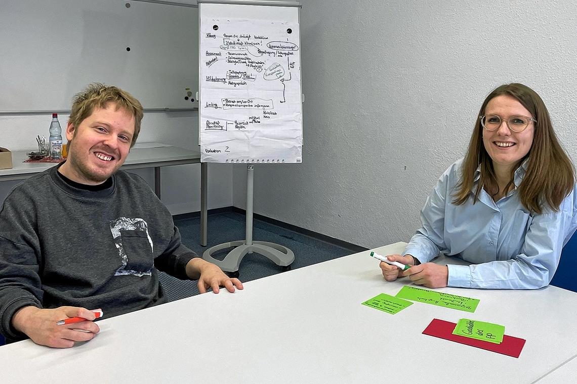 Ivan Jurkovic und CCM-Teamchefin und Sozialpädagogin Laura Bürkle freuen sich über die gelungene Zusammenarbeit. Foto: Paulinenpflege