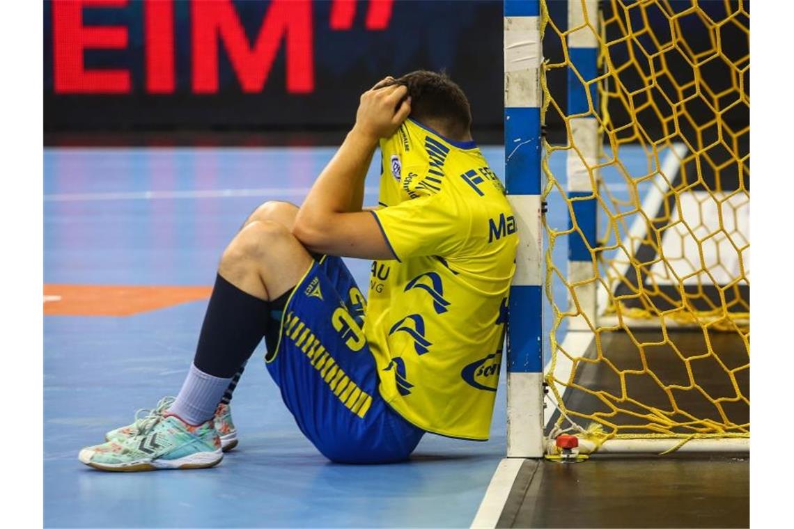 Ivan Martinovic vom VfL Gummersbach sitzt nach Spielende niedergeschlagen am Tor: Der Handball-Dino steigt ab. Foto: Christoph Schmidt