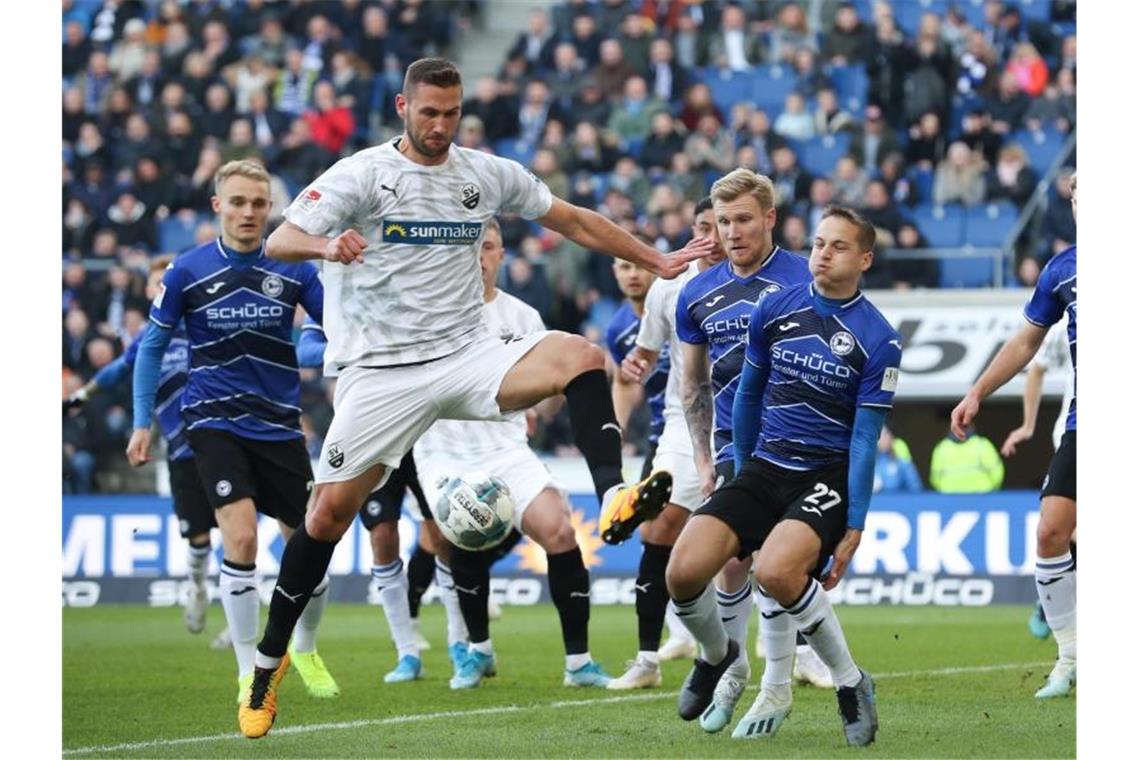 Ivan Paurevic (2.v.l) konnte mit Sandhausen einen Punkt aus Bielefeld mitnehmen. Foto: Friso Gentsch/dpa