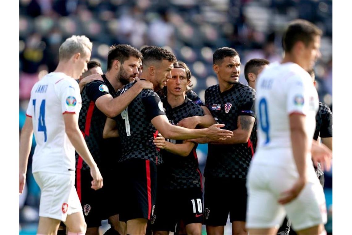 Kroatien nach Remis gegen Tschechien unter Druck Ivan Perisic (3.v.l) freut sich mit seinen Teamkollegen über den Treffer zum 1:1-Ausgleich. Foto: Andrew Milligan/PA Wire/dpa