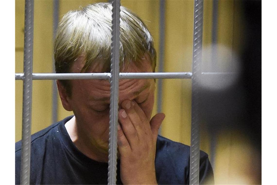 Kundgebung in Moskau gegen Polizei und Druck auf Medien Iwan Golunow in einer Zelle im Gerichtssaal. Der renommierte Reporter ist wieder frei und wird nicht angeklagt. Foto: Dmitry Serebryakov/AP