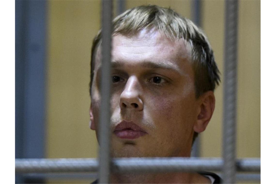 Iwan Golunow, Investigativ-Journalist, sitzt vor Gericht in einer Zelle. Foto: Dmitry Serebryakov/AP