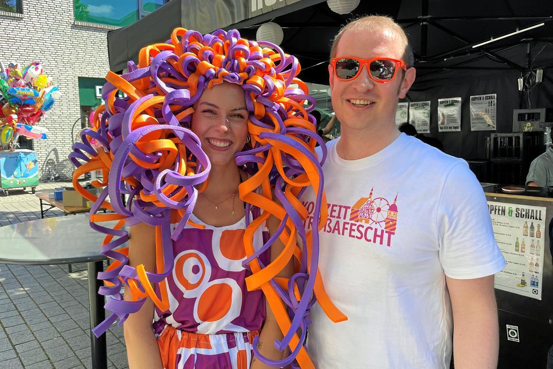 Der Live-Blog zum 53. Backnanger Straßenfest: Mit dem Zapfenstreich klingt das Fest aus Ja, er ist es wirklich: OB Maximilian Friedrich ist heute im ungewohnten Outfit zusammen mit Straßenfest-Frau Sophie Schuler auf dem Festgelände unterwegs. Foto: K. Fritz