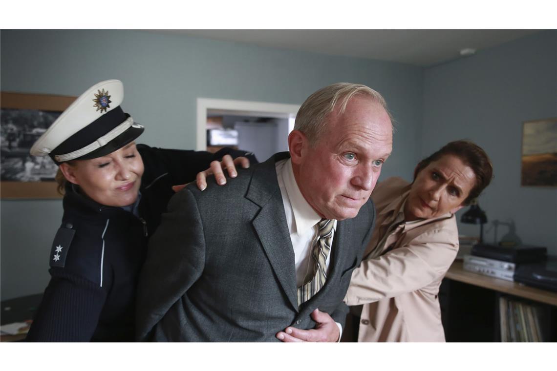 Ja, manchmal muss man den Chefermittler in „Murot und der Elefant im Raum“ auch bändigen. Von links: Polizistin Schreiner (Monika Wojtyllo), Felix Murot (Ulrich Tukur) und Magda Wächter (Barbara Phillipp).