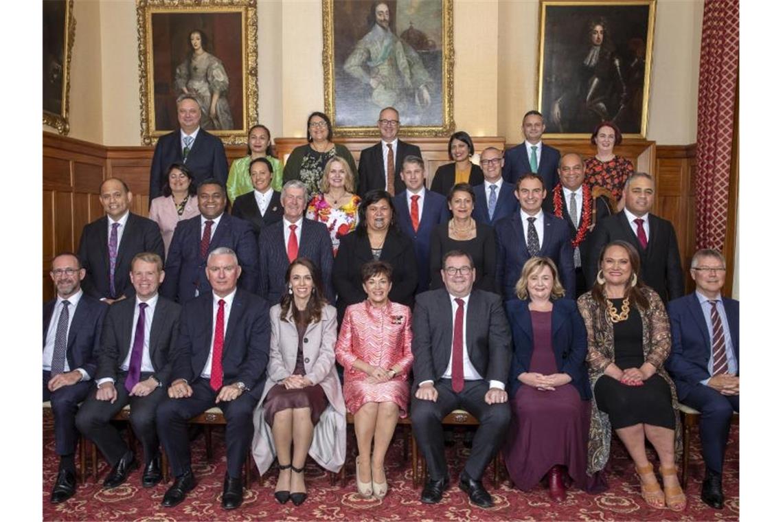 Jacinda Ardern (1. Reihe, 4.v.l) bei einem offiziellen Fototermin mit der neuen Exekutive der Regierung im Government House. Foto: Mark Mitchell/Mark Mitchell/NZME/dpa