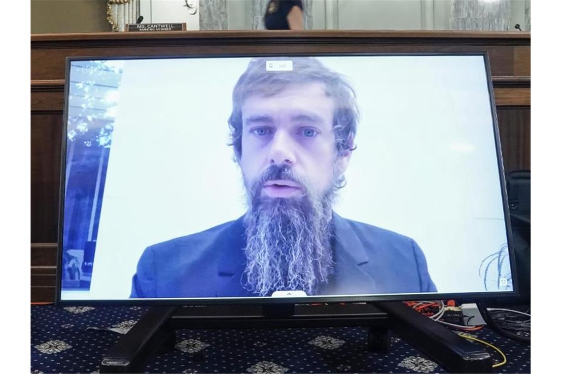 Twitter-Chef Dorsey und Jay-Z starten Bitcoin-Fonds Jack Dorsey, Vorsitzender von Twitter, spricht per Videoübertragung bei einer Anhörung im US-Senat. Foto: Greg Nash/Pool The Hill/AP/dpa/Archivbild