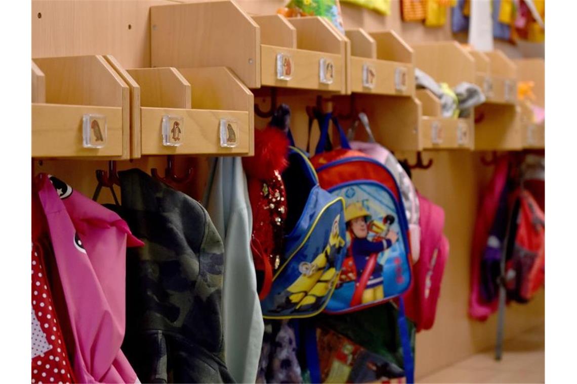 Normaler Betrieb der Kindertagesstätten in Stuttgart Jacken und Rucksäcke hängen in einer Kita an Haken im Flur. Foto: Caroline Seidel/dpa/Symbolbild