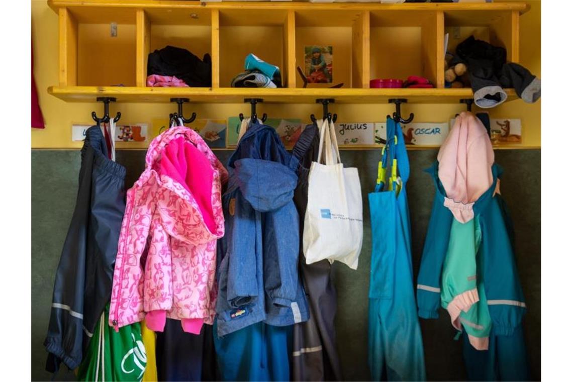 Jacken und Taschen hängen im Eingangsbereich in einem Kindergarten. Foto: Monika Skolimowska/dpa-Zentralbild/dpa/Archivbild