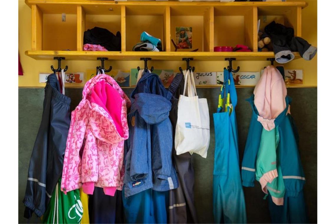 Jacken und Taschen hängen im Eingangsbereich in einem Kindergarten. Foto: Monika Skolimowska/dpa-Zentralbild/dpa/Symbolbild