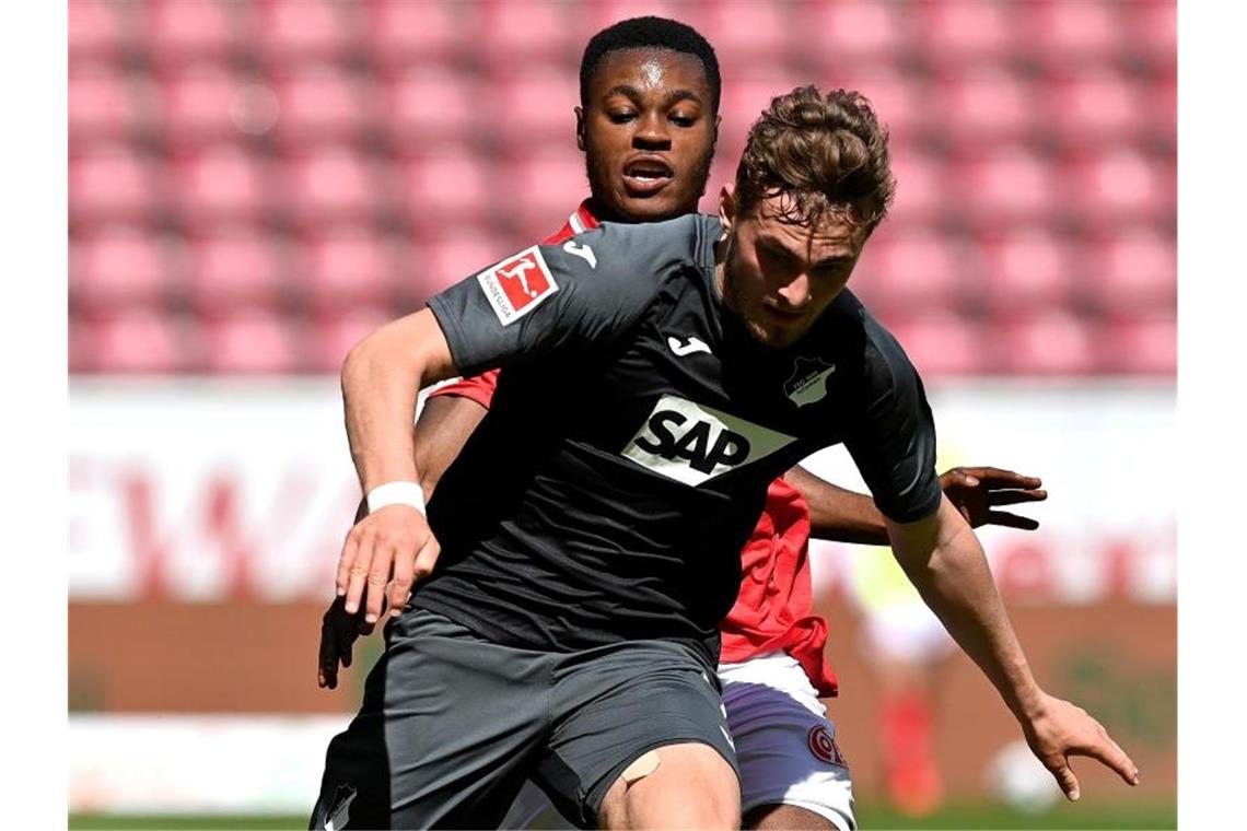 Hoffenheim verleiht Bankdrücker Bruun Larsen nach Anderlecht Jacob Bruun Larsen (r) von Hoffenheim im Zweikampf. Foto: Sascha Steinbach / Pool/epa/Pool/dpa/Archivbild