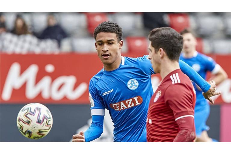Jacob Danquah (li.) im Trikot der Stuttgarter Kickers in der Saison 2021/2022.