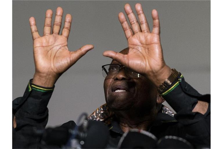 Jacob Zuma, ehemaliger Präsident von Südafrika, gestikuliert, während einer Pressekonferenz vor seinem Haus. Foto: Shiraaz Mohamed/AP/dpa