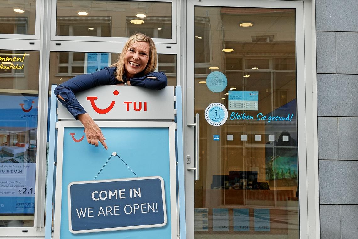 Jacqueline Langbein vom TUI-Reisebüro in Backnang freut sich über die Lockerungen und über die gestiegene Nachfrage bei den Kunden. Foto: J. Fiedler