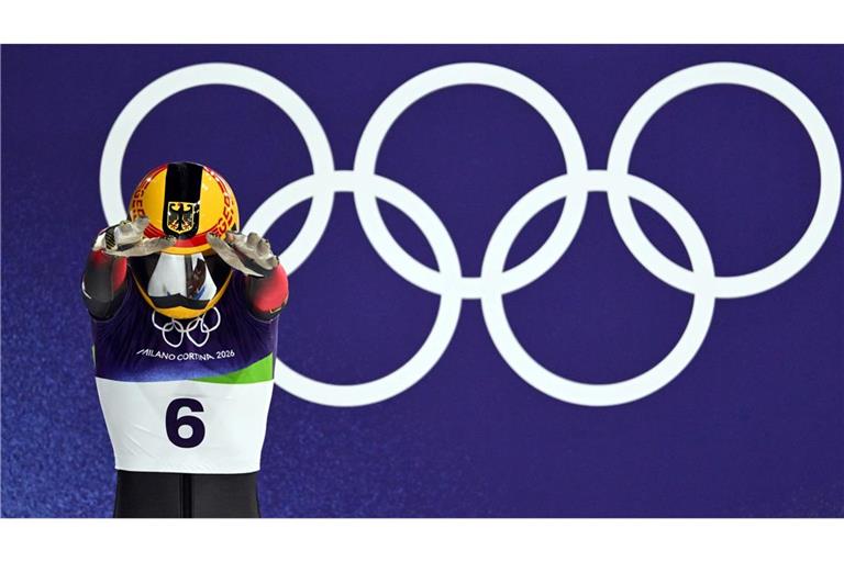 Jacqueline Pfeifer bereitet sich auf den Start mit ihrem Skeleton bei den Olympischen Winterspielen Mailand Cortina 2026 vor.