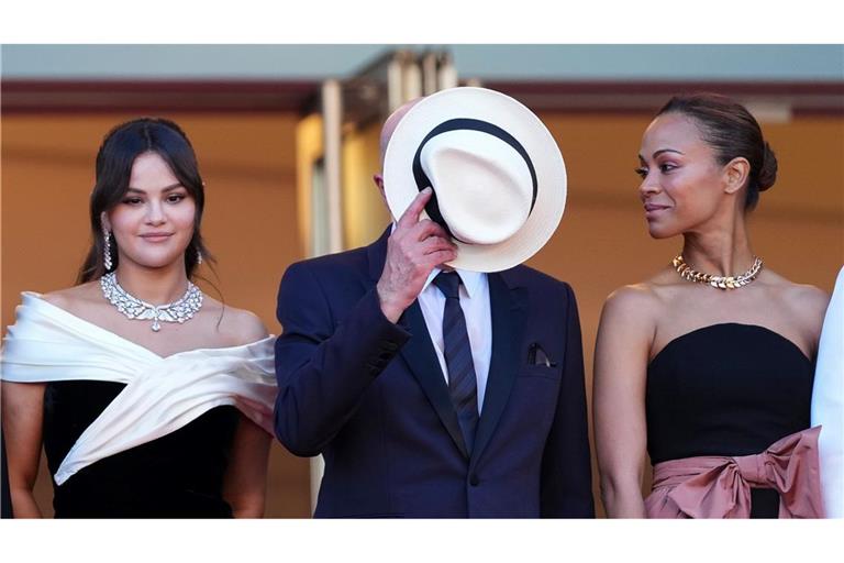 Jacques Audiard spielt Verstecken: Der französische Regisseur stellt beim Filmfestival in Cannes zusammen mit Selena Gomez (l) und Zoe Saldana seine Musical-Komödie "Emilia Perez" vor.