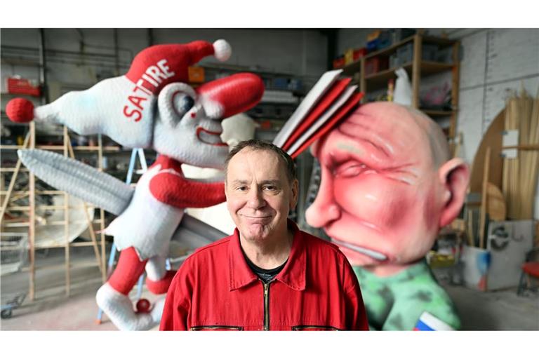 Jacques Tilly, Wagenbauer, steht vor seinem Putin-Motiv für den Rosenmontagszug.
