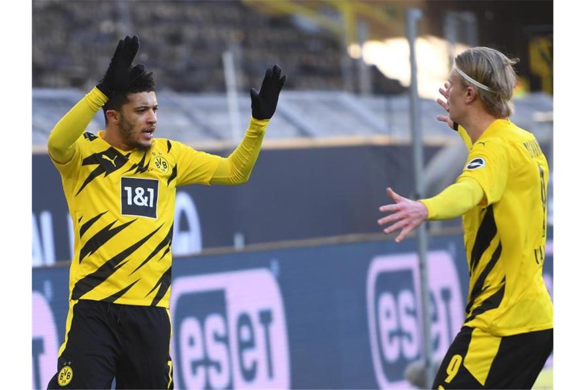 Jadon Sancho (l) und Erling Haaland retteten dem BVB einen Punkt gegen Hoffenheim. Foto: Marius Becker/dpa