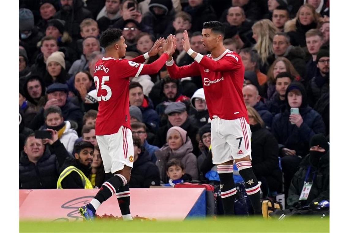 Jadon Sancho (l) wird bei Manchester United durch seinen Teamkollegen Cristiano Ronaldo ausgewechselt. Foto: Adam Davy/PA Wire/dpa